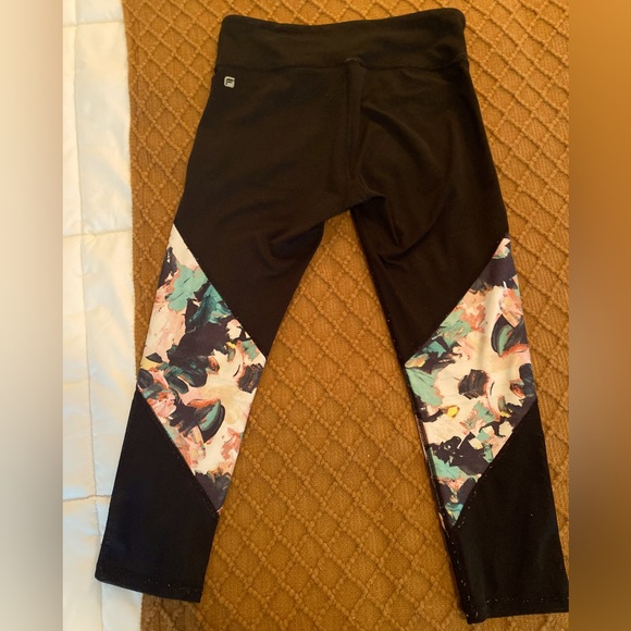 Fabletics brand size xs black and abstract print capri leggings with mesh bottom - Picture 2 of 2